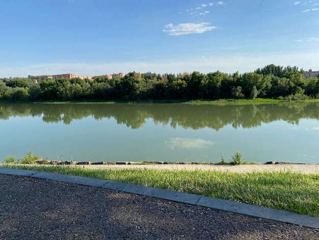 Vista panorámica del lago contra el cielo