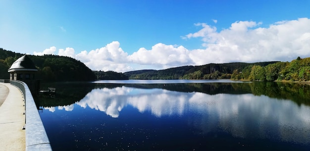 Vista panorámica del lago contra el cielo