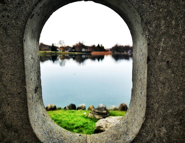 Vista panorámica del lago contra el cielo