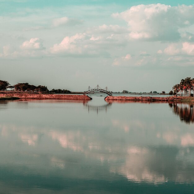 Vista panorámica del lago contra el cielo