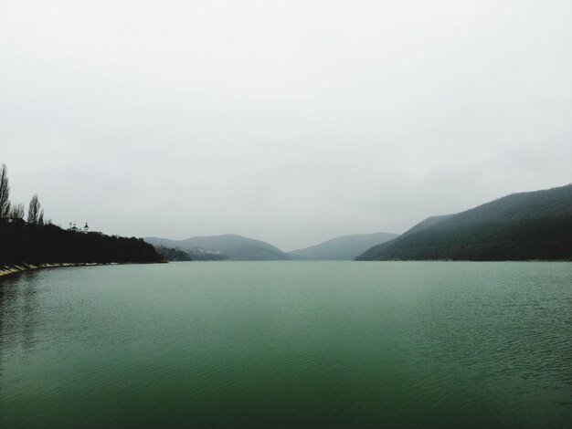 Vista panorámica del lago contra el cielo