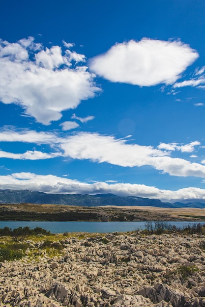 Vista panorámica del lago contra el cielo