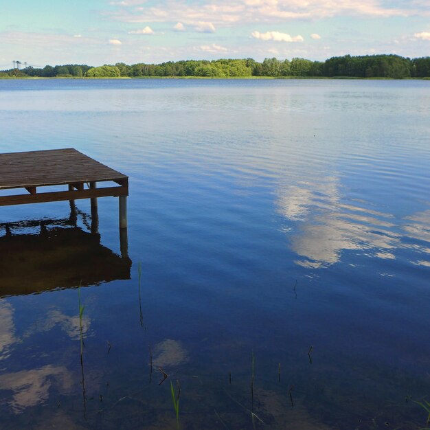 Vista panorámica del lago contra el cielo