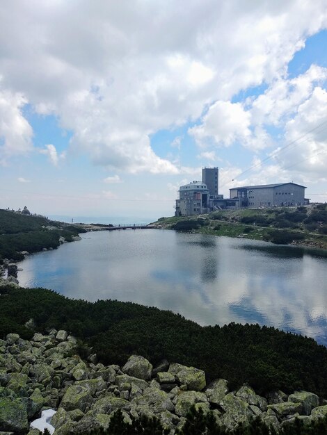 Vista panorámica del lago contra el cielo