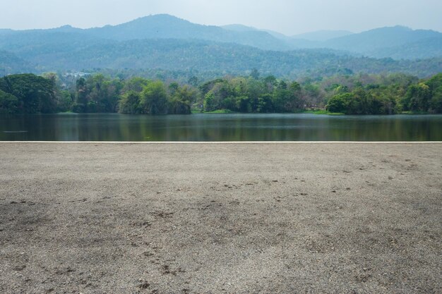 Foto vista panorámica del lago contra las montañas