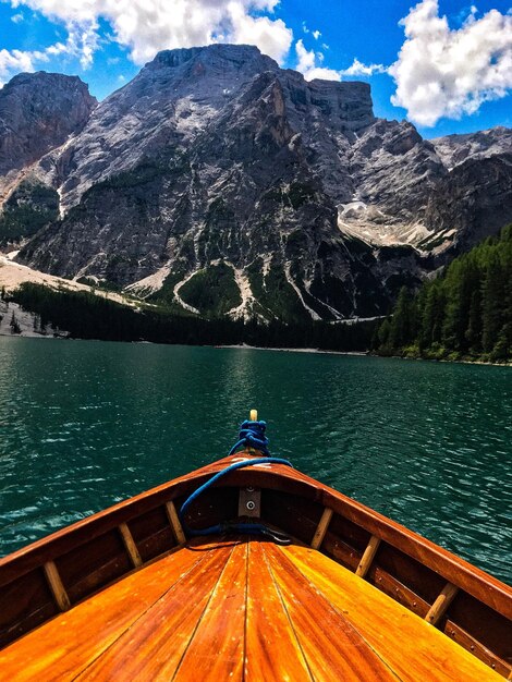 Vista panorámica del lago contra las montañas