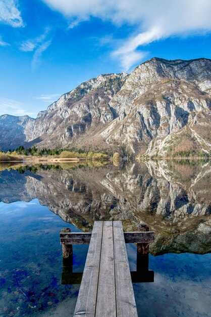 Foto vista panorámica del lago contra las montañas