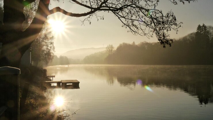 Foto vista panorámica del lago contra el sol brillante