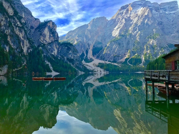 Foto vista panorámica del lago con la cordillera en el fondo