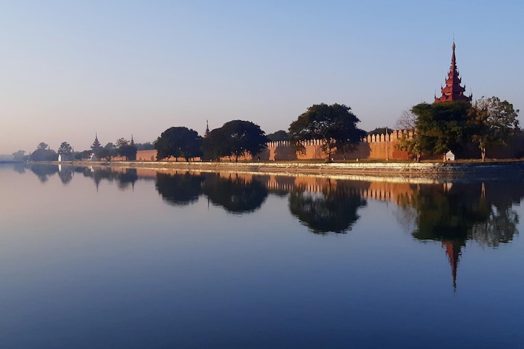 Foto vista panorámica del lago por el edificio contra el cielo despejado