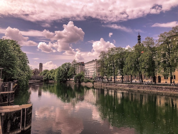 Foto vista panorámica del lago por los edificios contra el cielo