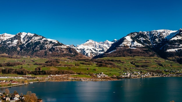 Vista panorámica del lago frente a un cielo despejado