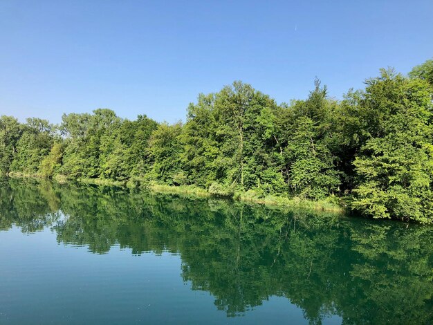 Vista panorámica del lago frente a un cielo despejado