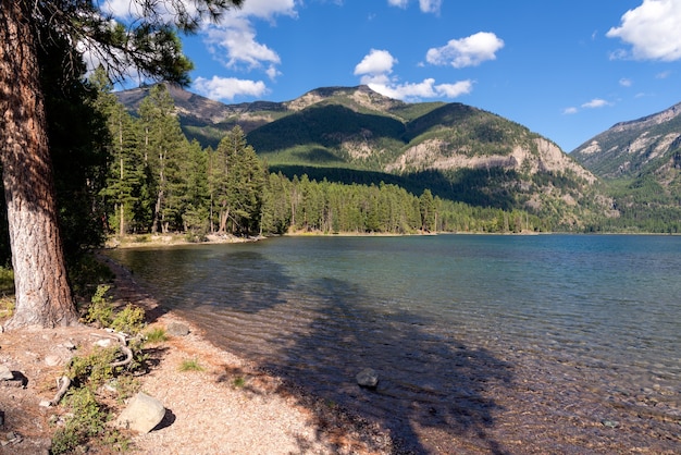 Vista panorámica del lago Holland en Montana