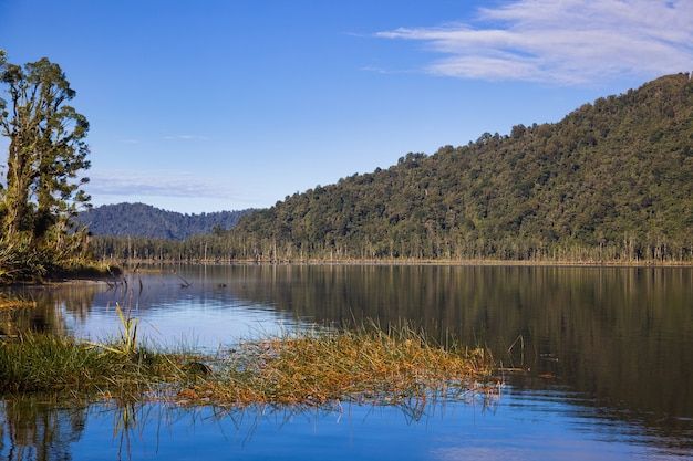 Vista panorámica del lago Mahinapua en Nueva Zelanda