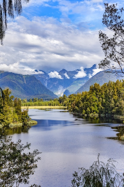 Vista panorámica del lago Matheson en Nueva Zelanda en verano