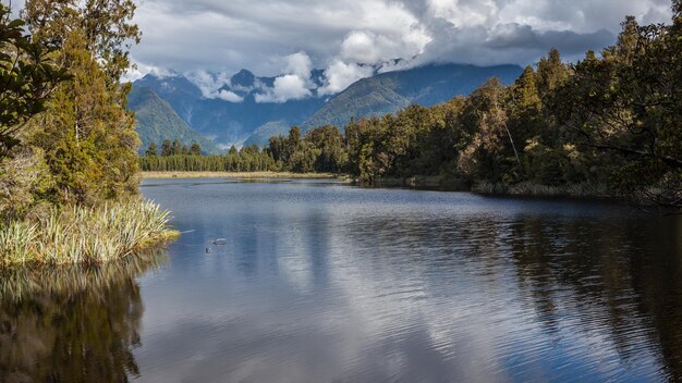 Foto vista panorámica del lago matheson en nueva zelanda en verano