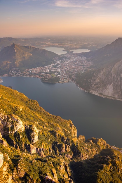 Vista panorámica de un lago de montaña al atardecer hermoso paisaje natural