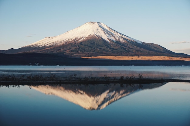 Vista panorámica del lago y la montaña contra el cielo