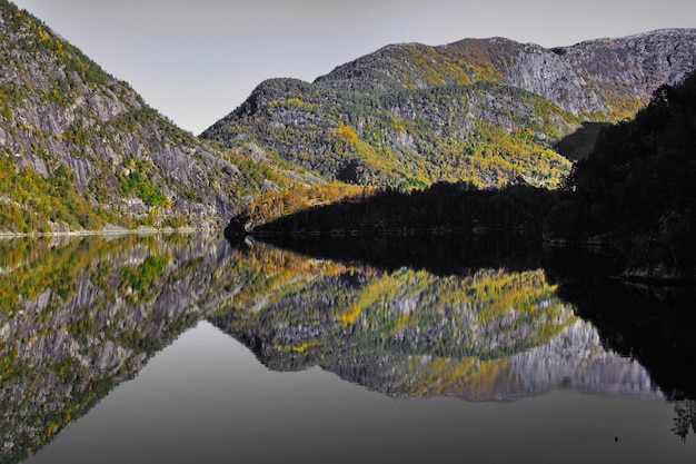 Foto vista panorámica del lago por la montaña contra el cielo