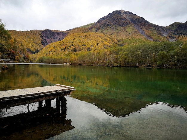 Foto vista panorámica del lago por la montaña contra el cielo