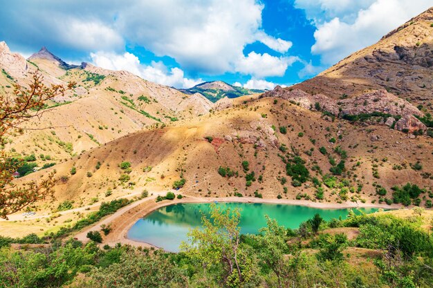 Vista panorámica del lago de montaña.