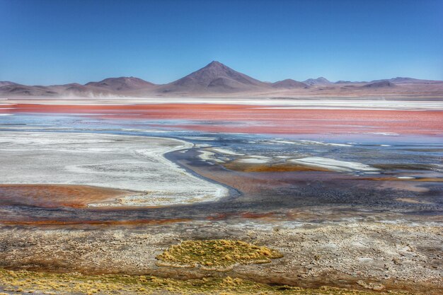 Foto vista panorámica del lago y las montañas contra un cielo azul claro