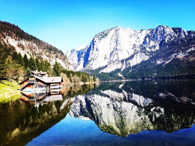 Foto vista panorámica del lago y las montañas contra un cielo azul claro