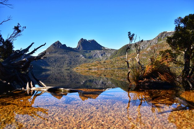 Foto vista panorámica del lago y las montañas contra un cielo azul claro