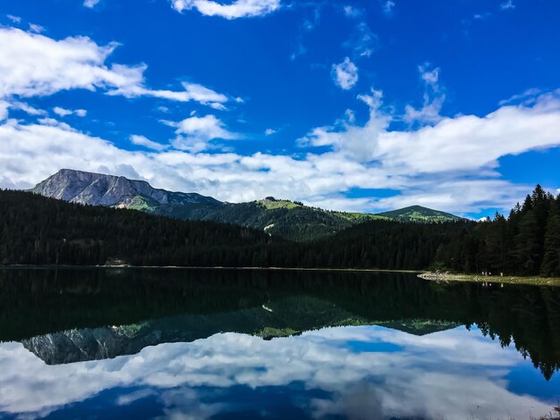 Foto vista panorámica del lago y las montañas contra el cielo azul