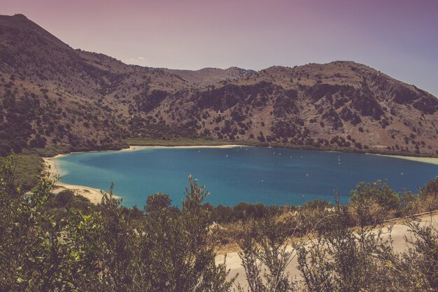 Vista panorámica del lago y las montañas contra un cielo despejado