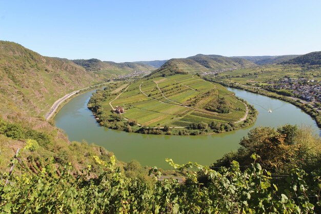 Foto vista panorámica del lago y las montañas contra un cielo despejado