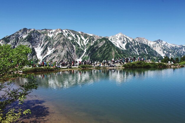 Foto vista panorámica del lago y las montañas contra un cielo despejado