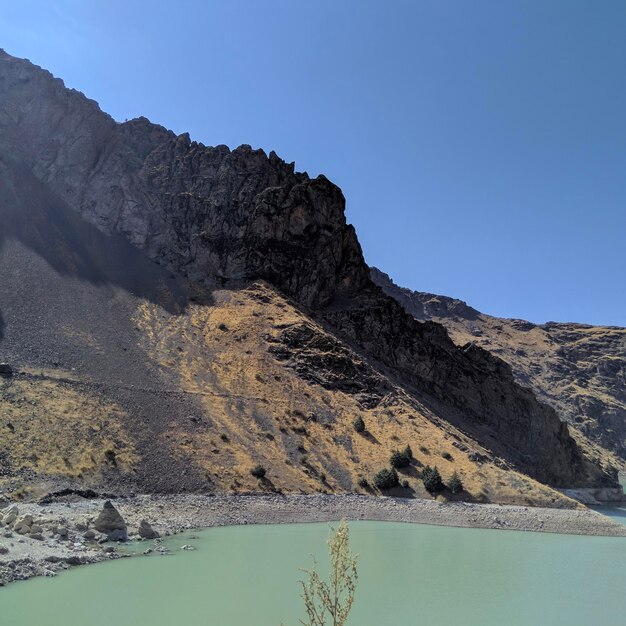 Foto vista panorámica del lago y las montañas contra un cielo despejado