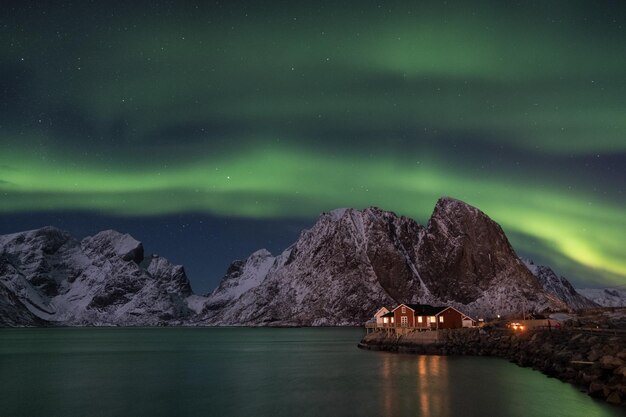 Foto vista panorámica del lago y las montañas contra el cielo nocturno