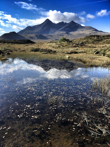 Foto vista panorámica del lago y las montañas contra el cielo