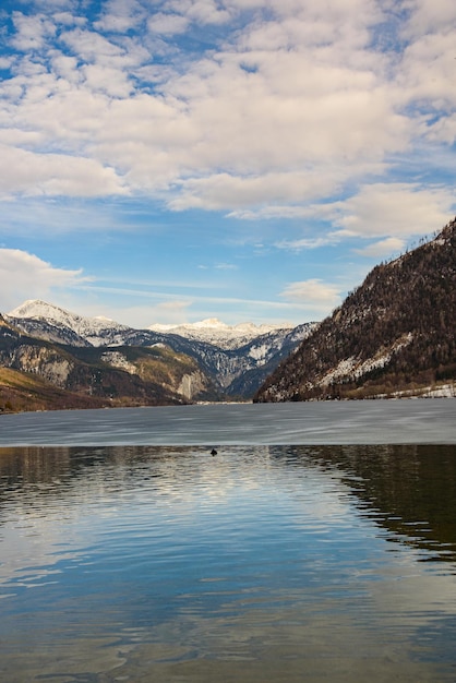 Foto vista panorámica del lago por las montañas contra el cielo