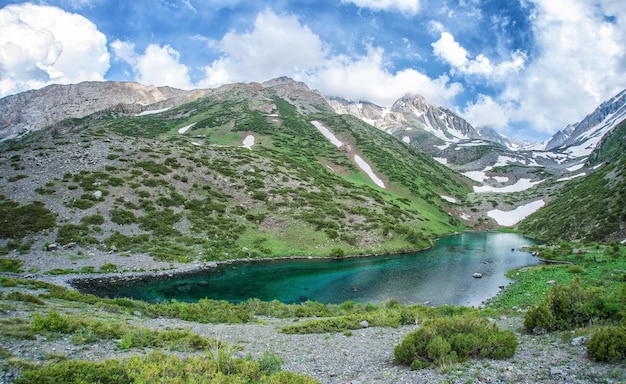 Vista panorámica del lago y las montañas contra el cielo