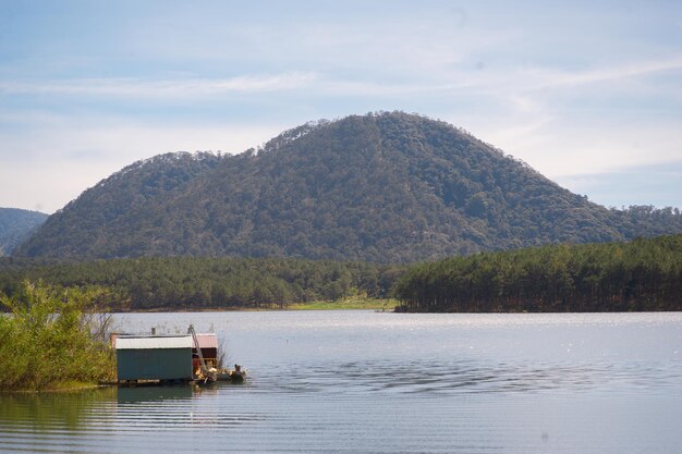 Vista panorámica del lago y las montañas contra el cielo