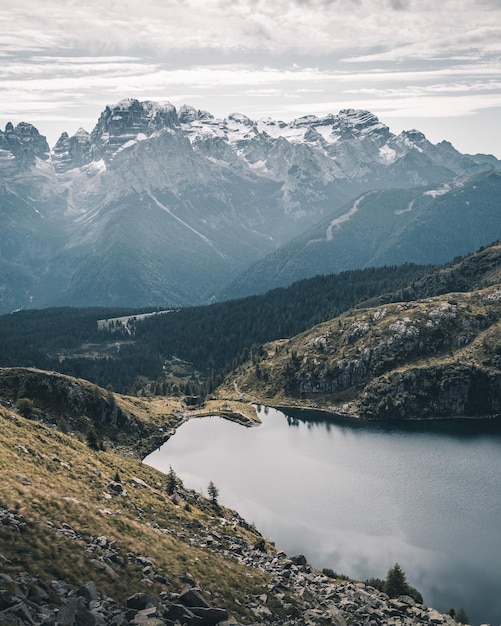 Vista panorámica del lago por las montañas contra el cielo