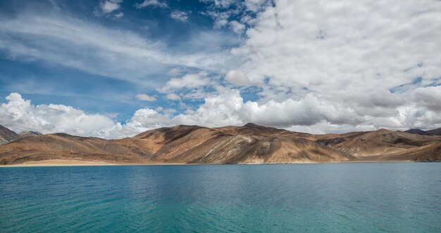 Foto vista panorámica del lago y las montañas contra el cielo