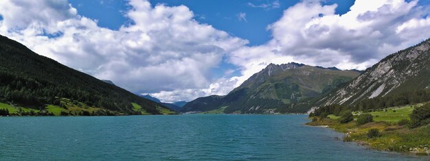 Vista panorámica del lago por las montañas contra el cielo