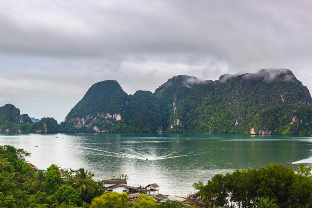 Foto vista panorámica del lago y las montañas contra el cielo