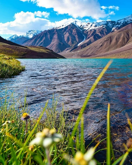 Vista panorámica del lago y las montañas contra el cielo