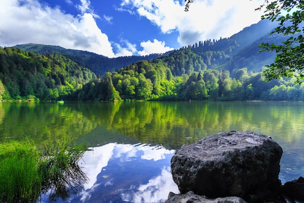 Vista panorámica del lago y las montañas contra el cielo