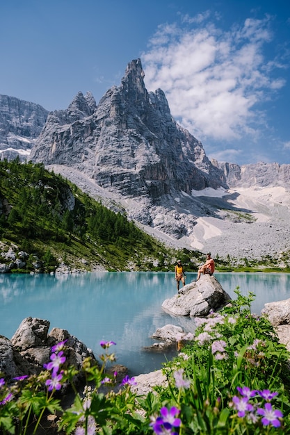 Foto vista panorámica del lago por las montañas contra el cielo