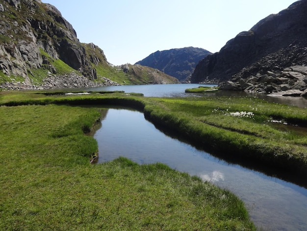 Foto vista panorámica del lago y las montañas contra el cielo