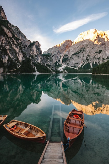 Vista panorámica del lago y las montañas contra el cielo