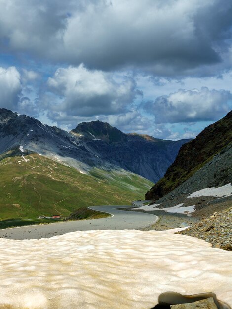 Foto vista panorámica del lago y las montañas contra el cielo