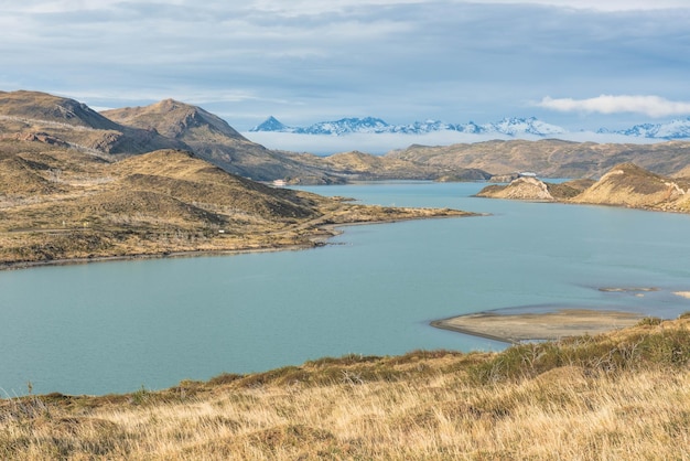 Vista panorámica del lago y las montañas contra el cielo